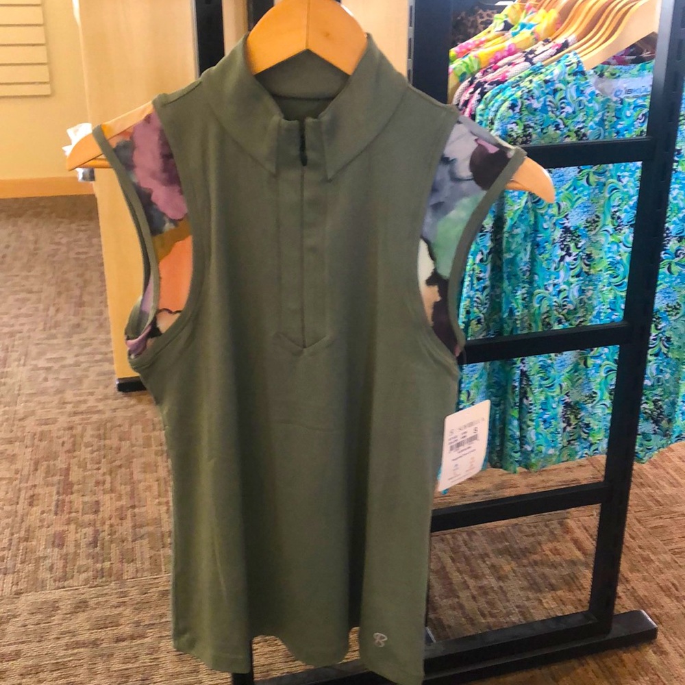 NWT Sofibella Tank Top green in color
